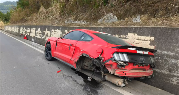 福特野马弯道越线狂飙撞上启辰轿车：后轮都飞了