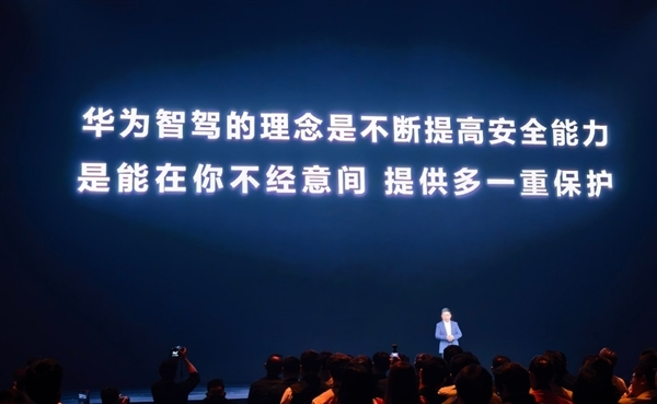 首批问界M8交付！赛力斯张兴海谈智驾：现在叫辅助驾驶 出问题从法规来说是人的问题  