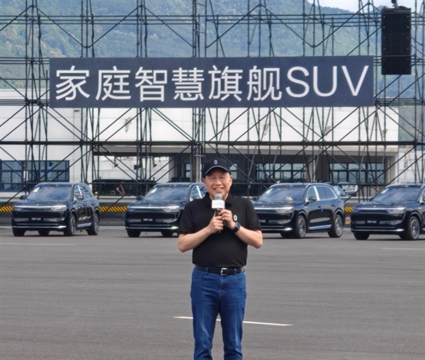 首批问界M8交付！赛力斯张兴海谈智驾：现在叫辅助驾驶 出问题从法规来说是人的问题  