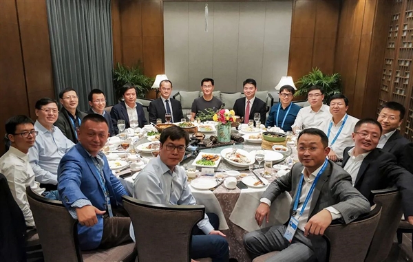 8年前“东兴局”照片再刷屏 刘强东和王兴坐不回同一张饭桌