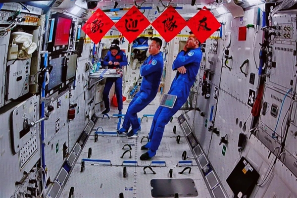 神舟二十号3名航天员顺利进驻中国空间站：在太空拍全家福、吃饺子