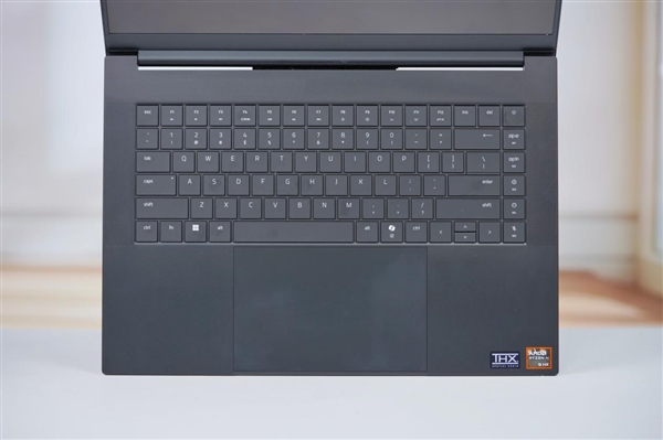 RTX 5090游戏利器！雷蛇灵刃16 2025游戏本图赏