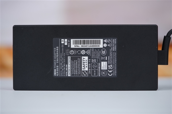 RTX 5090游戏利器！雷蛇灵刃16 2025游戏本图赏