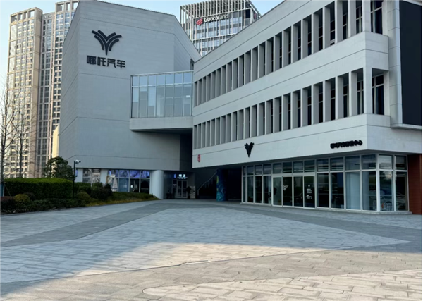 哪吒汽车辟谣破产 只是被债主逼上门 仍在等白衣骑士