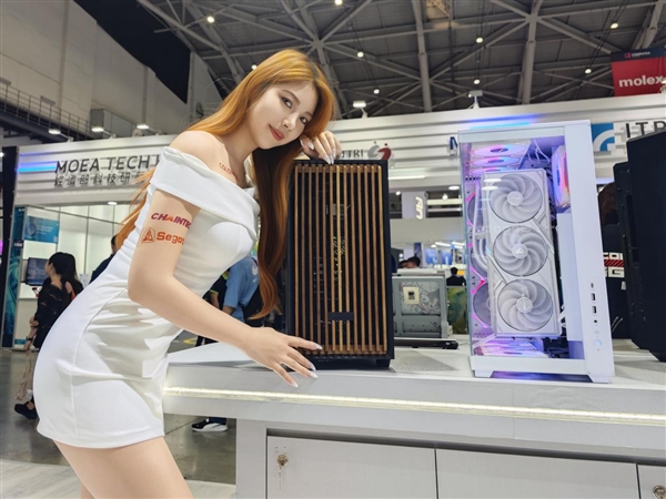 鑫谷机箱新品齐亮相：自带显示器的探云WS3 Ultra、还有首款手提ITX机箱