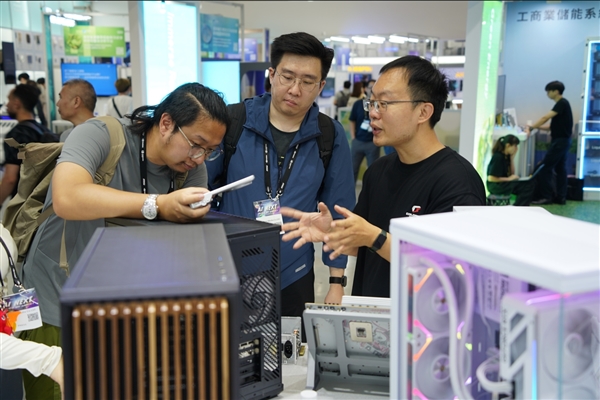 鑫谷机箱新品齐亮相：自带显示器的探云WS3 Ultra、还有首款手提ITX机箱