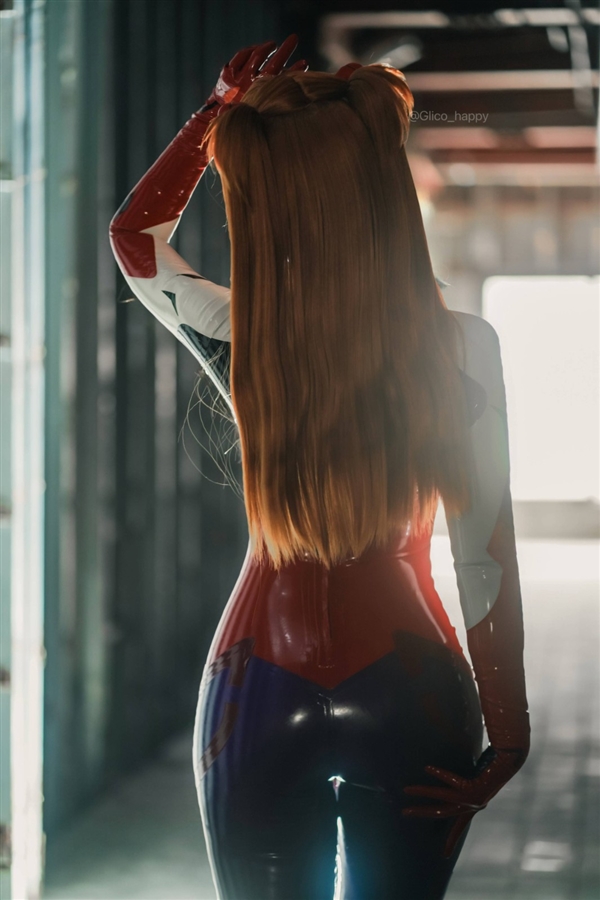 日本美女Cos《EVA》明日香胶衣 大方展示性感好身材