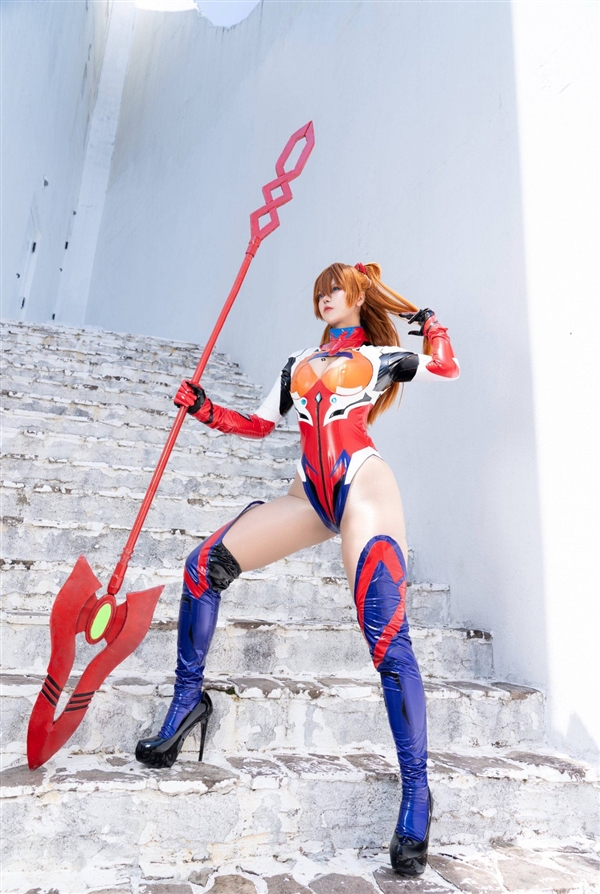 日本美女Cos《EVA》明日香胶衣 大方展示性感好身材