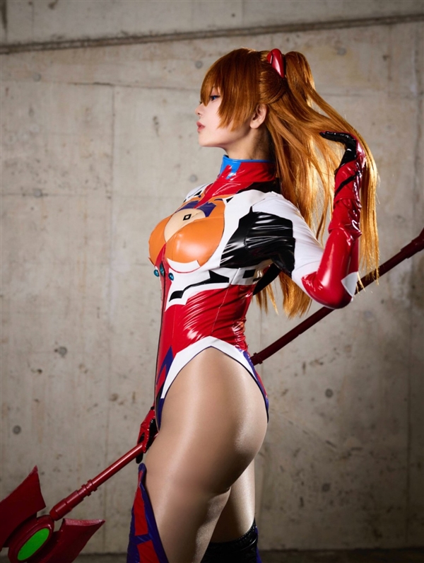 日本美女Cos《EVA》明日香胶衣 大方展示性感好身材