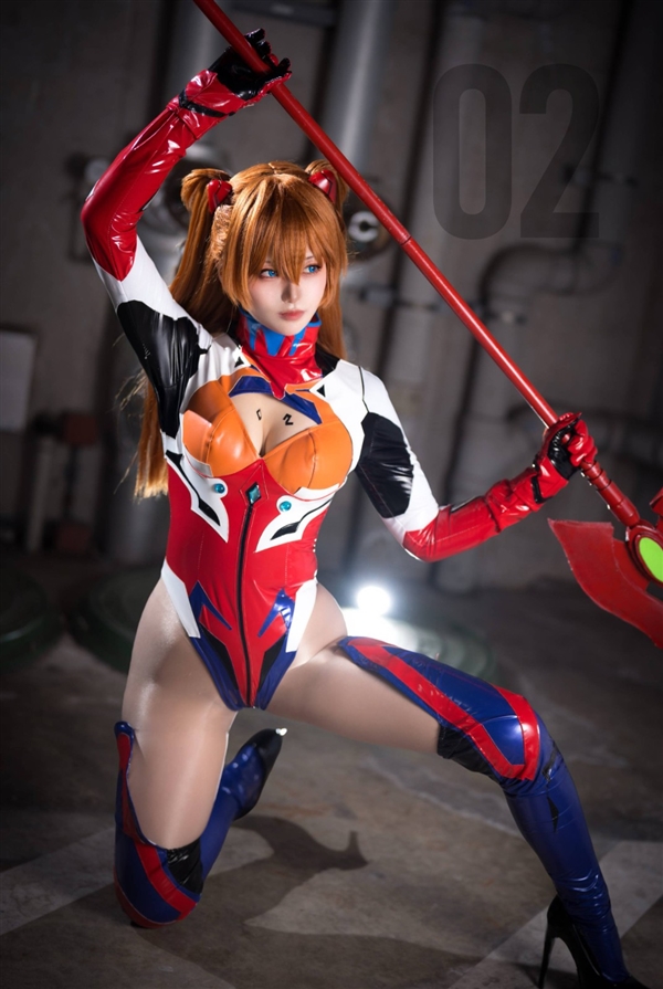 日本美女Cos《EVA》明日香胶衣 大方展示性感好身材