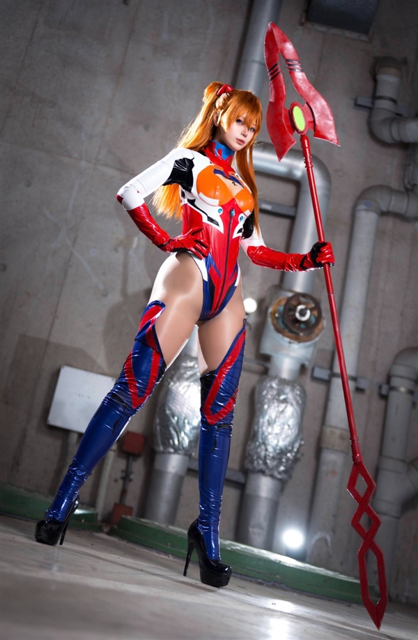 日本美女Cos《EVA》明日香胶衣 大方展示性感好身材