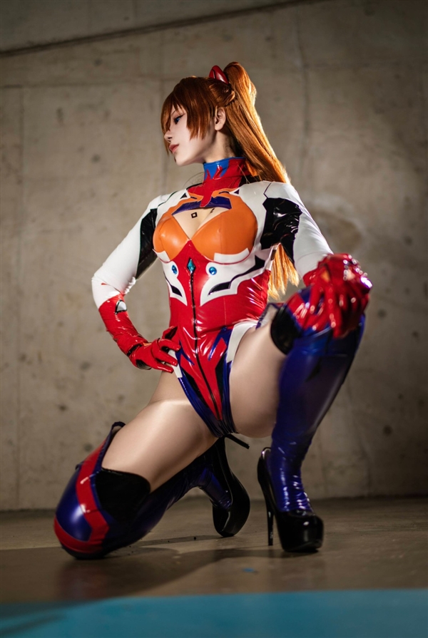 日本美女Cos《EVA》明日香胶衣 大方展示性感好身材