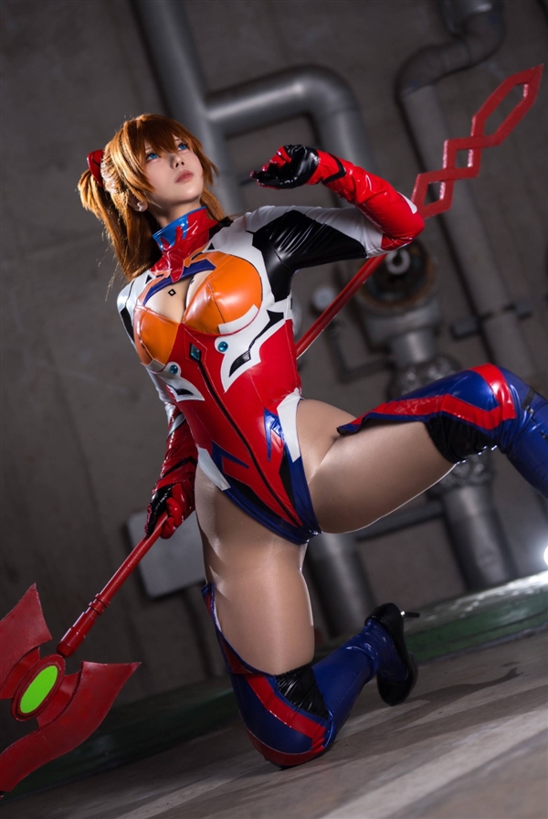 日本美女Cos《EVA》明日香胶衣 大方展示性感好身材