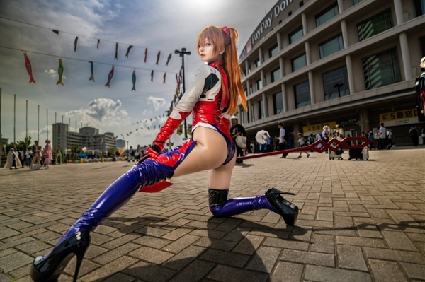日本美女Cos《EVA》明日香胶衣 大方展示性感好身材