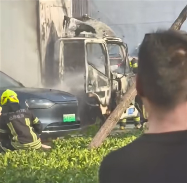 问界M9驻车时突然起火：竟是被一旁蓝牌货车引燃！