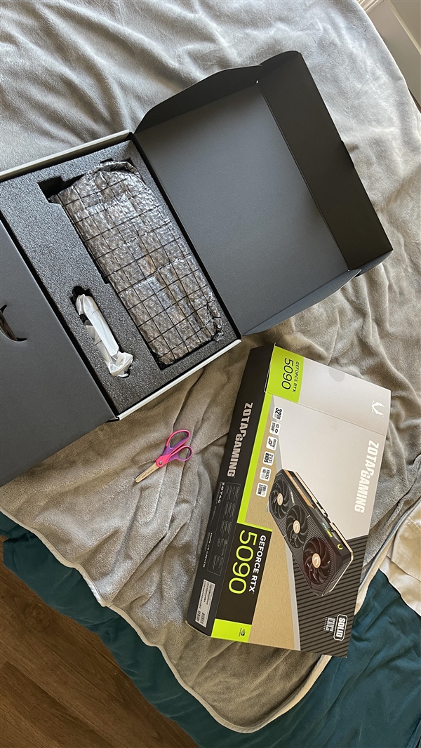 32人买RTX 5090被离奇掉包：打开一看懵了 显卡呢！